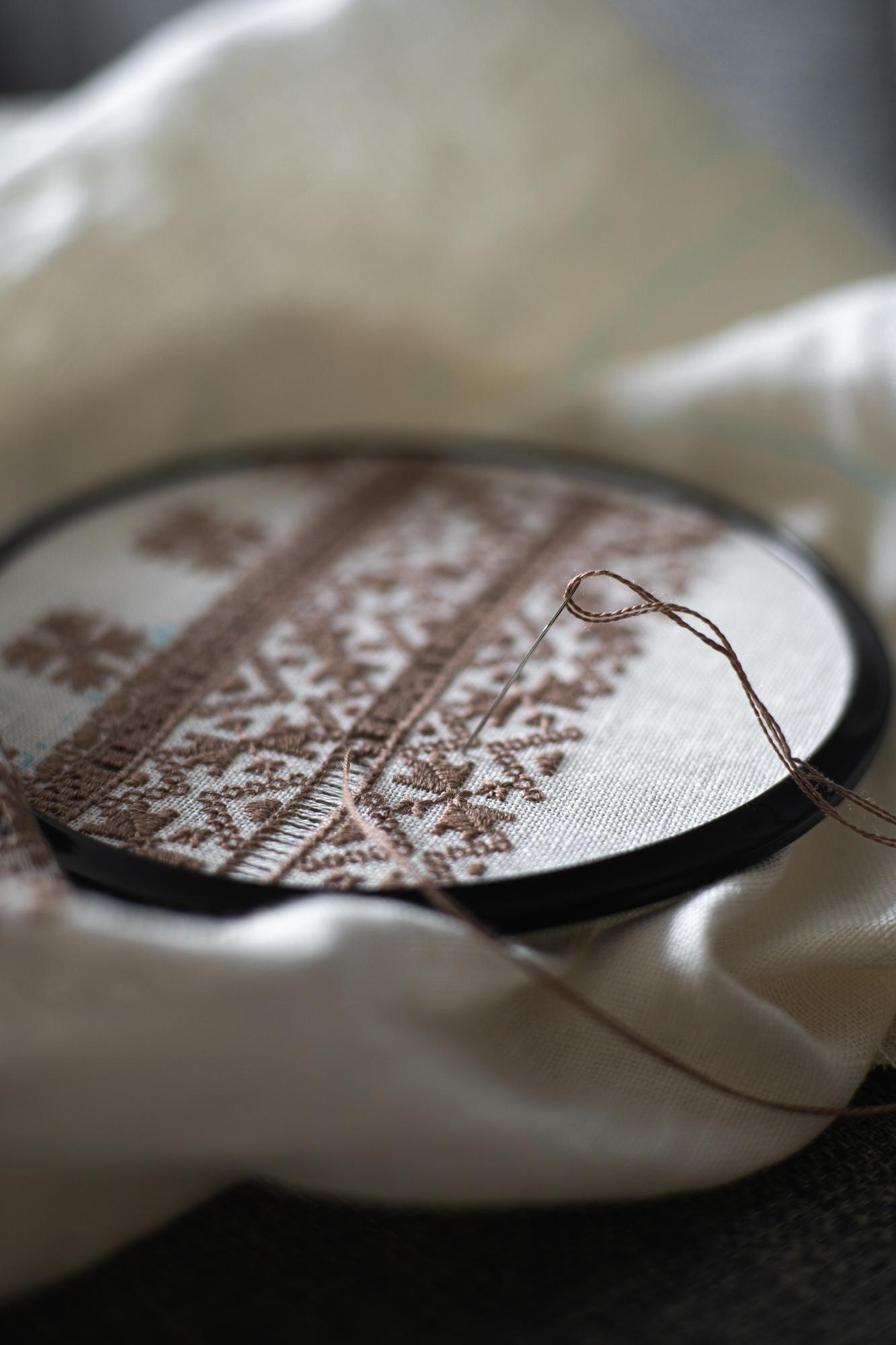 Elegancki haft na lnianej tkaninie, zbliżenie detalu